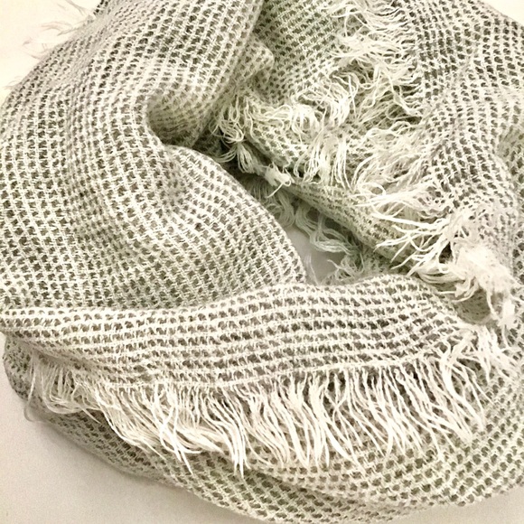 New Infinity Loop Light Grey White Fringe Scarf - Picture 2 of 3